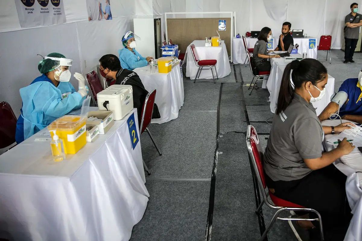 FOTO: Pekerja Swasta Ikuti Program Vaksinasi Gotong Royong