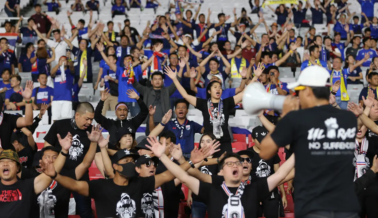 Suporter Thailand memberi dukungan saat melawan Indonesia pada laga kualifikasi Piala Dunia 2022 di SUGBK, Jakarta, Selasa (10/9). Indonesia takluk 0-3 dari Thailand. (Bola.com/M Iqbal Ichsan)