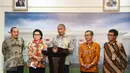 Empat pimpinan KPK didampingi juru bicara kepresidenan, Johan Budi memberikan keterangan pers di Istana Merdeka, Jakarta, Jumat (5/5). Sebelumnya pimpinan KPK menemui Presiden Joko Widodo (Jokowi) untuk memberikan masukan. (Liputan6.com/Angga Yuniar)