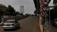 Pengendara melintas di Jalan Mayjen TNI Prof. Dr. Moestopo melewati Jalan Layang Non Tol (JLNT), Jakarta, Rabu (4/2/2015). Pemprov DKI berencana menerapkan sistem berbayar untuk mobil saat melalui JLNT tersebut.(Liputan6.com/Johan Tallo)