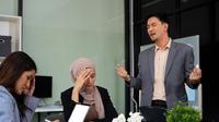Gosip memang bisa mencairkan suasana kantor yang tegang dan sumpek, tetapi jika terus menerus membicarakan gosip tentang rekan kerja yang belum tentu benar. Ini dapat merusak hubunganmu bersama rekan kerja. (Foto dok: Freepik/Dragana Stock).