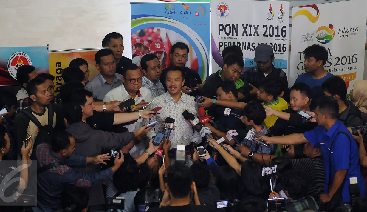Menpora Imam Nahrawi (tengah) memberikan keterangan usai menunjukkan SK Pencabutan Keputusan Menpora No 01307 tahun 2015 tentang Sanksi PSSI di Jakarta, Rabu (11/5/2016). Pencabutan ini tindak lanjut putusan MA. (Liputan6.com/Helmi Fithriansyah)