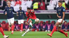Azzedine Ounahi berhasil membuat sejarah bersama Maroko sebagai tim Afrika pertama yang berhasil mencapai babak semifinal di Piala Dunia. Ia bersama Sofyan Amrabat sukses menjadi mesin di lini tengah Sukad Singa Atlas. Ounahi tercatat berhasil membuat rataan 83% dribble sukses, atau yang tertinggi di Piala Dunia 2022. Berkat penampilan gemilangnya, pemain klub Ligue 1, Angers SCO itu mengalami kenaikan harga pasar dari 15,9 juta dolar menjadi 3,71 juta dolar. (AFP/Kirill Kudryavtsev)