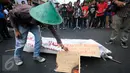Sejumlah mahasiswa melakukan aksi blokade jalan Malioboro, Yogyakarta, Jateng, Kamis (5/11/2015). Aksi tersebut dilakukan sebagai bentuk penolakan pendirian Bandara di Temon, Kulon Progo. (Boy T Harjanto)