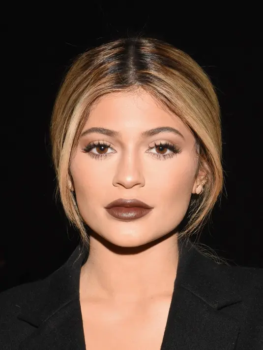 Prosedur ini memang bukan operasi plastik. Tapi menyuntikkan cairan pada bibir untuk membuatnya terlihat lebih seksi dan penuh. Menurut Kylie, sifatnya hanya temporer. (AFP/Bintang.com)