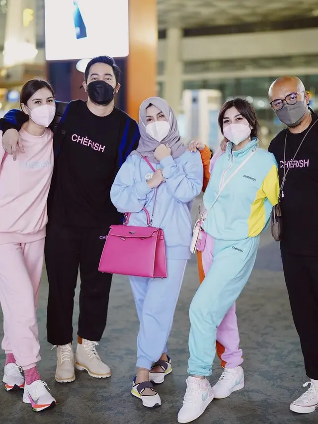 Gaya Fashion Mama Amy Qanita, Nisya, dan Syahnaz saat liburan