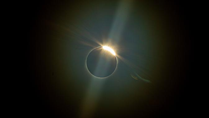 Bulan menghalangi matahari selama gerhana matahari total di La Higuera, Chile, Selasa (2/7/2019). Gerhana matahari total membuat sebagian besar wilayah kerucut benua itu menjadi gelap. (AP Photo/Esteban Felix)