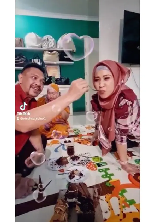 6 Potret Harmonis Neng Wirdha Anak Elvy Sukaesih dan Suami yang Jarang Tersorot