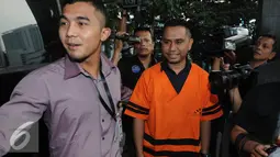 Pengacara Saipul Jamil Kasman Sangaji meninggalkan gedung KPK Jakarta,Rabu (29/6). Kasman diduga terlibat dalam penyuapan panitera pengganti PN Jakarta Utara untuk mengurangi hukuman Saipul Jamil. (Liputan6.com/Helmi Afandi)