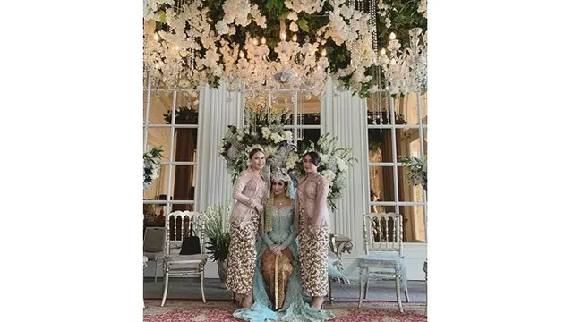 7 Potret Gaya Ayu Ting Ting Saat Hadir di Pernikahan Tania Nadira, Bikin Pangling
