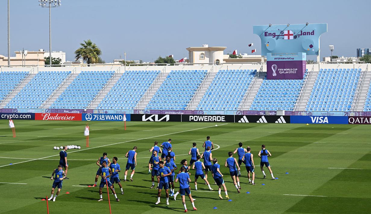 Cuaca panas menyambut kedatangan para pemain Timnas Inggris di Qatar untuk memainkan Piala Dunia 2022. (AFP/Paul Ellis)