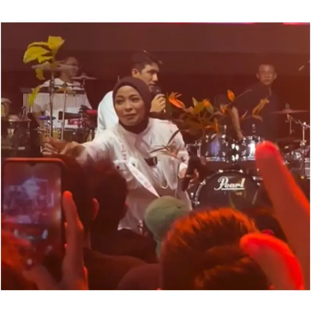 6 Potret Tantri dan Arda Bagi-bagi Bibit Pohon di Konser Amal untuk Sumatera
