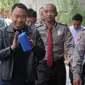 Bupati Lampung Utara Agung Ilmu Mangkunegara (jaket hitam) saat tiba di Gedung KPK, Jakarta, Senin (7/10/2019). KPK melakukan OTT terhadap Agung terkait dugaan suap proyek di Dinas PU atau Dinas Koperasi, Perindustrian, dan Perdagangan (Koperindag) di Lampung Utara. (merdeka.com/Dwi Narwoko)