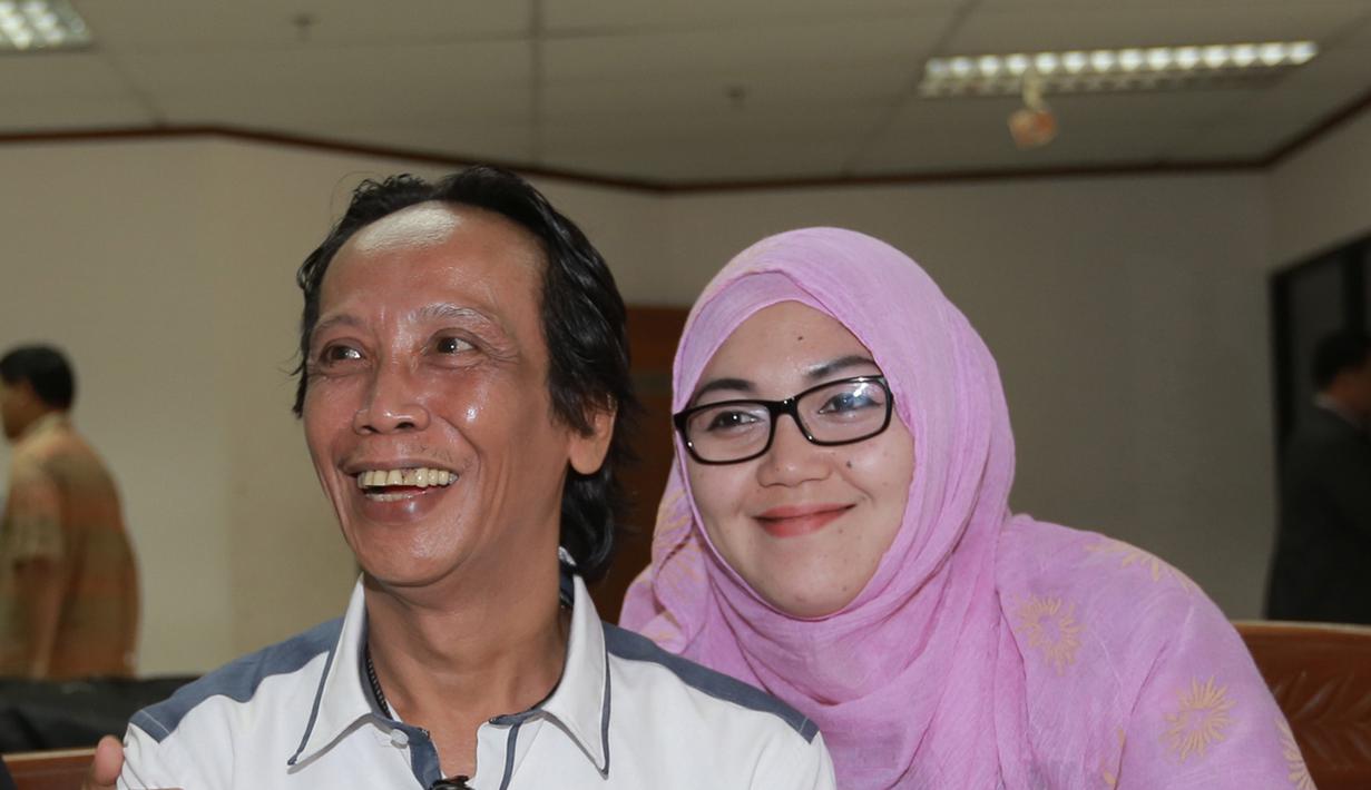 Mandra Naih (kiri) saat ditemani istri Mila Sari Juwita sebelum menjalani sidang lanjutan di Pengadilan Tipikor, Jakarta, Senin (31/8/2015). Sidang ini beragendakan pembacaan eksepsi atau nota keberatan dari terdakwa. (Liputan6.com/Herman Zakharia)