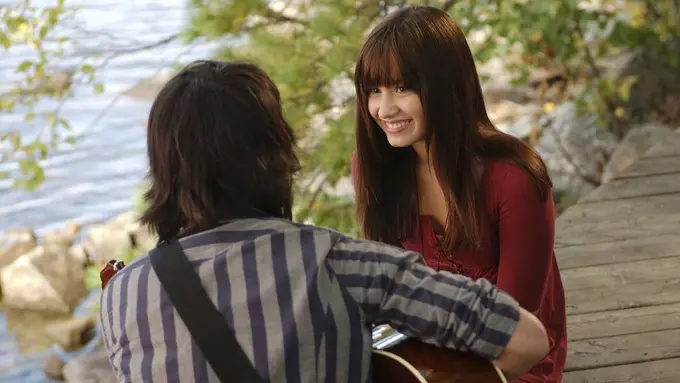 [Bintang] Belajar Menghargai Diri dari Demi Lovato di Film Camp Rock