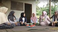 Nilai dan budaya perusahan PNM tersebut jadi motivasi Triska untuk bergabung menjadi Account Officer (AO) atau Petugas Pendamping di Program PNM Mekaar milik PT Permodalan Nasional Madani (PNM) yang saat ini ia sudah bekerja selama 2 tahun.