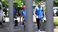Dua pemain asing Arema FC, Bruno Smith dan Caio Ruan, saat bersiap untuk berangkat ke Solo bersama rekan-rekan setimnya untuk tampil di Piala Menpora 2021. (Bola.com/Iwan Setiawan)