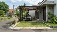 8 Inspirasi Carport Berlantai Grass Block, Cocok untuk Rumah Modern Minimalis