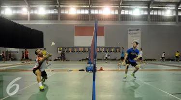 Pebulutangkis ganda putra Indonesia, Mohammad Ahsan (kiri) berlatih di pelatnas PBSI, Jakarta, Rabu (13/1/2016). Pebulutangkis Indonesia melakukan pematangan program latihan jelang Olimpiade 2016, Agustus mendatang. (Liputan6.com/Helmi Fithriansyah)