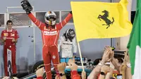 Ekspresi pebalap Ferrari, Sebastian Vettel, setelah memenangi F1 GP Bahrain di Sirkuit Sakhir, Minggu (16/4/2017). (EPA/VALDRIN XHEMAJ)
