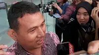 Petugas Keamanan DPP PDIP Nurhasan usai diperiksa penyidik KPK sebagai saksi kasus suap PAW anggota DPR yang menyeret Harun Masiku dan eks Komisioner KPU Wahyu Setiawan, Rabu (26/2/2020). (Liputan6.com/Fachrur Rozie)