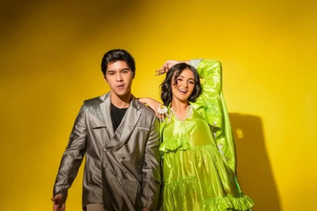 Adu Akting 'Virgin Mom', Ini 6 Gaya Pemotretan Al Ghazali dan Amanda Rawles