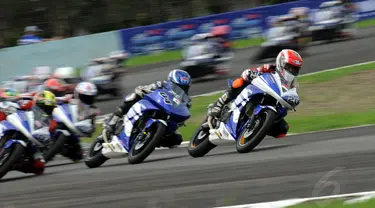 Pembalap Indonesia berjaya di ajang Yamaha ASEAN Cup Race (YACR) yang dihelat di Sirkuit Sentul, Bogor (7/12/2014). (Liputan6.com/Helmi Fithriansyah)