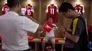 Fans Arsenal berpose di ruang ganti yang akan digunakan oleh The Gunners saat bertanding melawan Chelsea di Beijing, Jumat, (21/7/2017). Arsenal dan Chelsea akan bertanding dalam laga persahabatan. (AP/Ng Han Guan)