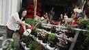 Petugas menata diorama kelahiran Yesus Kristus di Gereja Katedral, Jakarta, Rabu (23/12). Jelang perayaan Natal, Gereja Katedral mulai berhias dengan berbagai ornamen, salah satunya diorama kelahiran Yesus Kristus. (Liputan6.com/Immanuel Antonius)