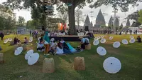 Suasana Festival Payung Indonesia 2019 di Taman Garuda Mandala, Komplek Candi Prambanan, Kabupaten Klaten, Sabtu ( 7/9/2019). Acara ini diadakan secara tahunan dengan peserta dari beberapa provinsi di Indonesia serta dari Spanyol dan Thailand. (Liputan6.com/Gholib)