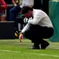 Pelatih Inter Milan, Walter Mazzarri, tertunduk usai dikalahkan Cagliari 1-4 di Stadion San Siro, Milan, (28/9/2014). (AFP PHOTO/Giuseppe Cacace)