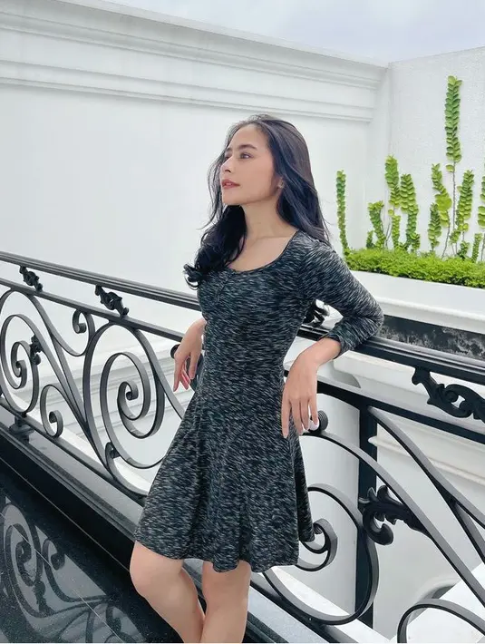 Diketahui, Prilly berhasil menurunkan berat badannya hingga 8kg. Dalam foto terbaru tampak wajahnya pun tampak tirus dengan rambut panjang yang terurai. [@prillylatuconsina96]