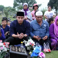 Billy Syahputra ziarah ke makam Olga Syahputra (Yunan Laziale/Bintang.com)