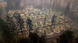 Pemandangan usai kebakaran melanda Kota Paradise, California, AS, Kamis (15/11). Sebagian besar rumah telah hilang, begitu juga ratusan toko dan bangunan lainnya. (AP Photo/Noah Berger)