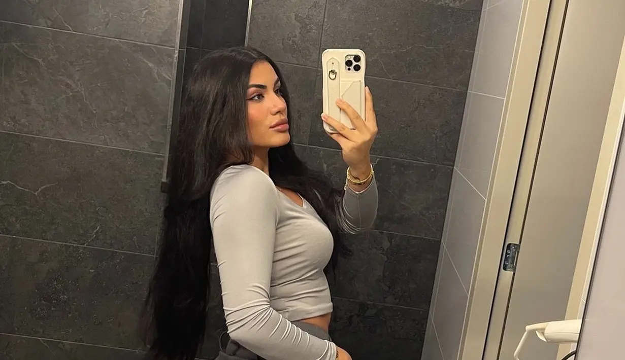 Kekasih Shayne Pattynama terlihat seperti anak sekolah dengan outfit bernuansa abu-abu. Ia memadukan cropped long sleeve abu-abu muda dengan rok mini ruffle abu-abu tua. [@x.m.m.8]