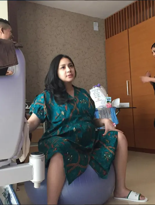 Sebelum melahirkan, Nagita duduk di bola dengan tujuan supaya proses melahirkannya lancar. (via instagram/@raffinagita1717)