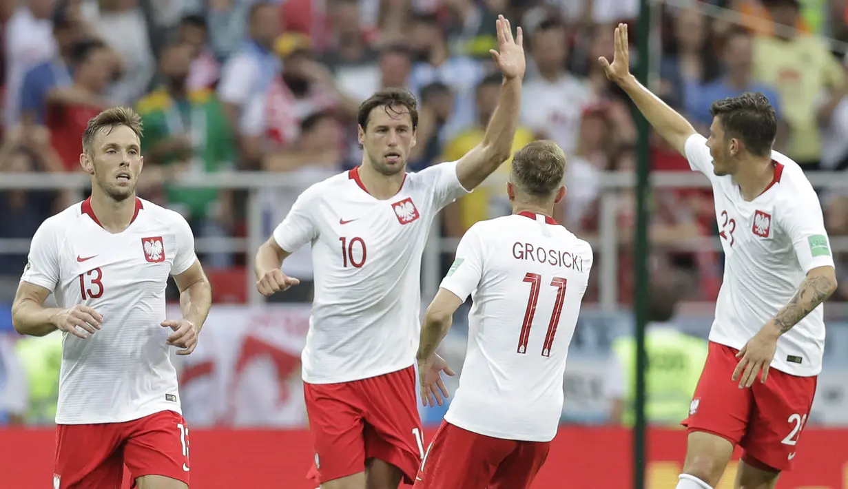 Para pemain Polandia merayakan gol yang dicetak oleh Grzegorz Krychowiak ke gawang Senegal pada laga Piala Dunia di Stadion Spartak, Selasa (19/6/2018). Senegal menang 2-1 atas Polandia. (AP/Andrew Medichini)