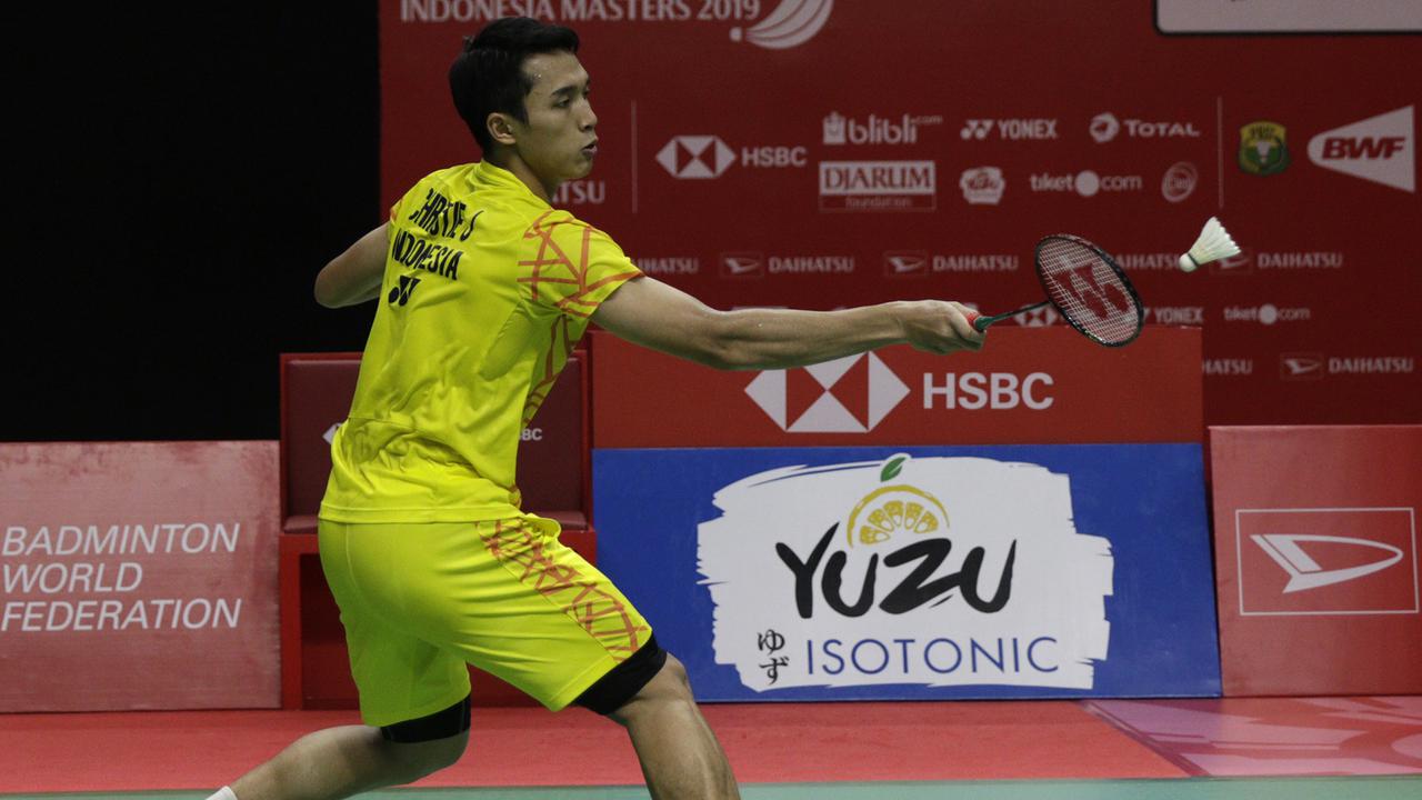 Tunggal putra Indonesia, Jonatan Christie, berusaha memukul kok saat melawan tunggal Denmark. (Bola.com/Yoppy Renato)