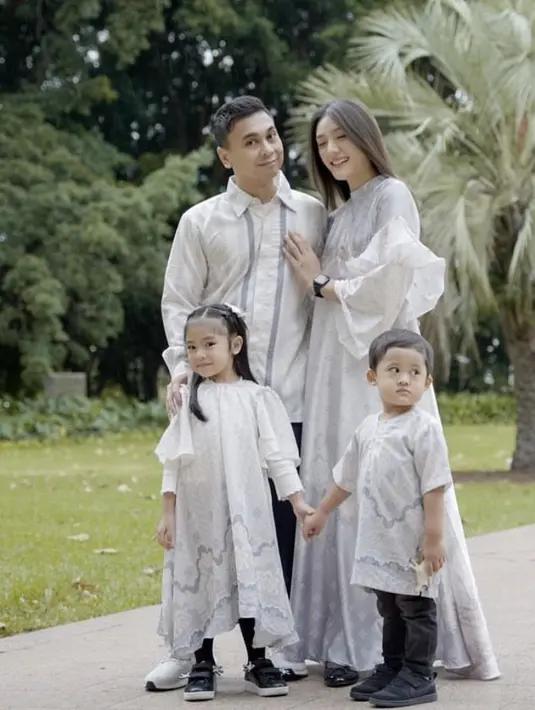 Raditya Dika dan keluarganya pun merayakan lebaran tahun ini di Australia. Mereka pun kompak mengenakan pakaian serba putih. Credit: Instagram  (@anissaaziza)