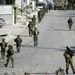 Tentara Israel terlihat di Balata, sebuah kamp pengungsi Palestina di Nablus, Tepi Barat, Kamis (23/11/2023). Penyerbuan tentara Israel ke wilayah permukiman warga ini menewaskan seorang warga Palestina dan melukai tiga lainnya. (AP Photo/Majdi Mohammed)