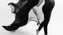 Berpose freestyle bak penari, Julie Estelle terlihat menawan dibalut atasan crop top, legging hitam, dan dress menerawang dari Yefta Gunawan. [Credit: dikhadheansa].