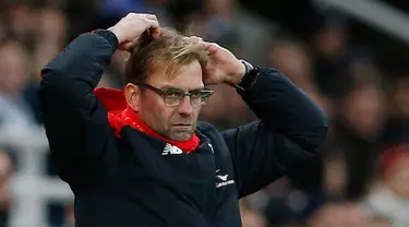 Pelatih Liverpool, Jurgen Klopp terlihat memegang kepalanya saat menyaksikan anak asuhannya bertanding melawan Newcastle United di Liga Inggris di Stadion St James Park, Inggris (6/12). Liverpool kalah 2-0 atas Newcastle. (Reuters/Lee Smith)