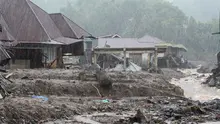 Sementara, di Sumatera Barat, dampak bencana tercatat lebih meluas hingga mencakup 13–14 kabupaten/kota. Tampak dalam foto, rumah-rumah terlihat rusak setelah banjir melanda Malalak, Sumatera Barat, Kamis 27 November 2025. (AP Photo/Ade Yuandha)