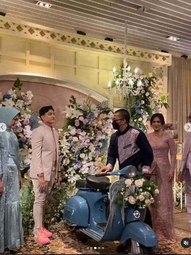 6 Potret Lamaran Masayu Clara dan Qausar Harta, Beri Vespa Klasik Buat Seserahan