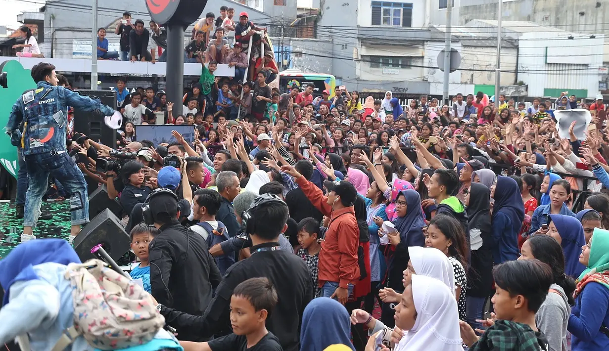 Pera penggemar sinetron Anak Langit yang datang dari berbagai daerah terlihat begitu antusias ketika bertemu dengan bintang sintron produksi Sinemart. (Nurwahyunan/Bintang.com)