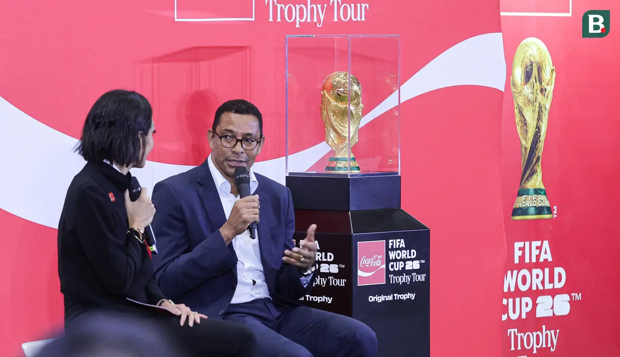 Mantan pemain sepak bola Gilberto Silva menyampaikan keterangan di samping trofi FIFA World Cup 2026 yang diperlihatkan di Jakarta International Convention Center (JICC), Senayan, Jakarta, Kamis (22/1/2026). (Bola.com/ Abdul Aziz)