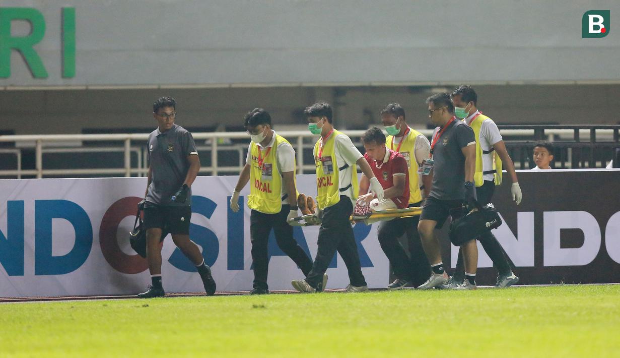 Pemain Timnas Indonesia, Egy Maulana Vikri, ditandu keluar lapangan saat melawan Curacao pada laga FIFA Matchday di Stadion Pakansari, Bogor, Selasa (27/9/2022). (Bola.com/M Iqbal Ichsan)