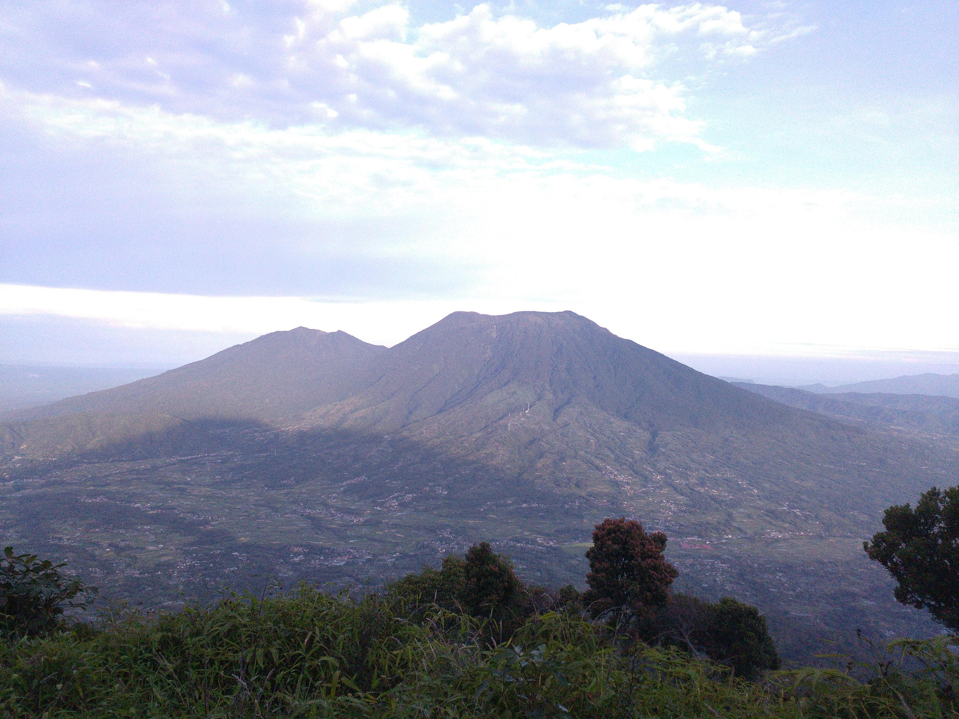Pemandangan Gunung Singgalang dari Cadas Merapi (foto : akbarmuhibar)