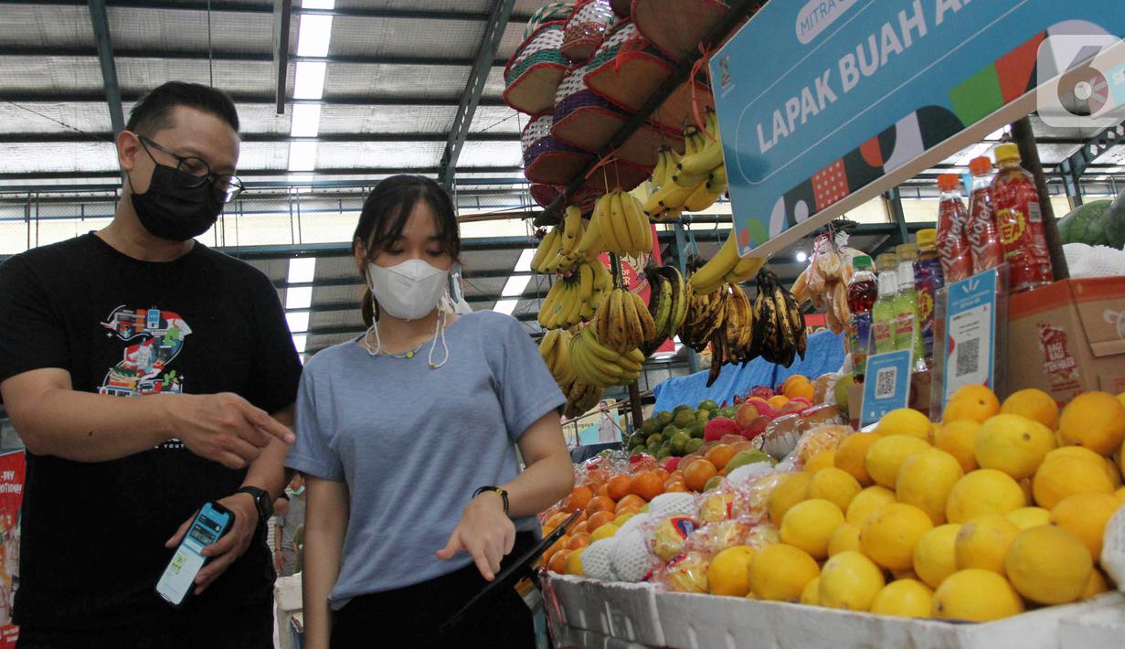 CEO Youtap Indonesia Herman Suharto (kiri) berbincang dengan salah satu pedagang dengan mencoba aplikasi Youtap di Pasar Segar Bintaro Tangsel (9/3/2022). Memasuki usia kedua, Youtap Indonesia terus berkembang menjadi ekosistem digital terbesar bagi pelaku usaha. (Liputan6.com/HO/Ading)