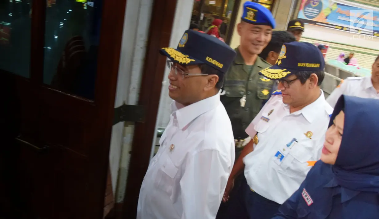 Menteri Perhubungan (Menhub) Budi Karya Sumadi melakukan pantauan arus mudik di Stasiun Tawang Semarang, Selasa (12/6). Di sela pantauannya, Menhub menyempatkan mensosialisasikan event olahraga Asian Games 2018. (Liputan6.com/Gholib)